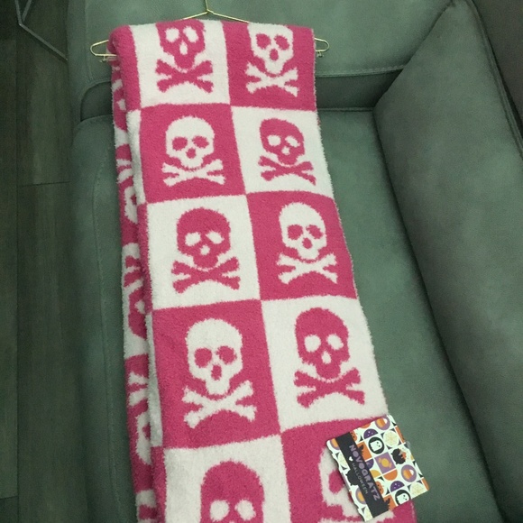 Novogratz Halloween Skull with Bones Blanket - Picture 1 of 4